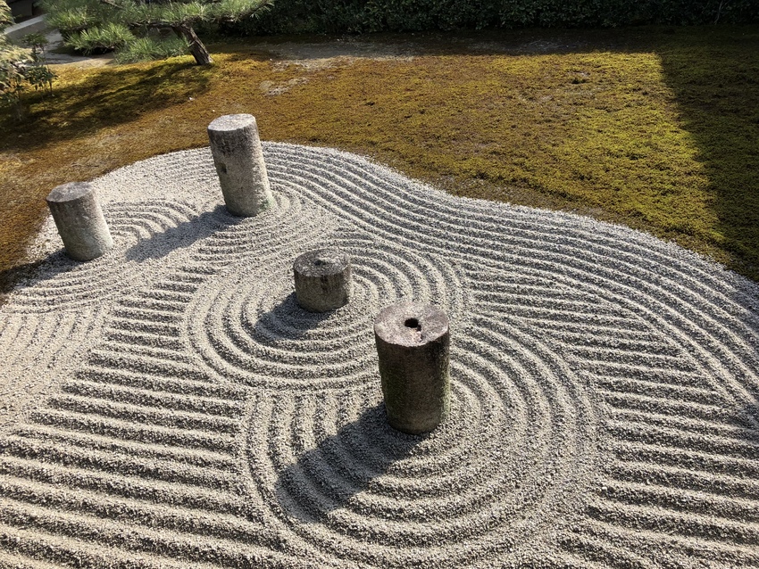 円柱の石で北斗七星を構成してい...