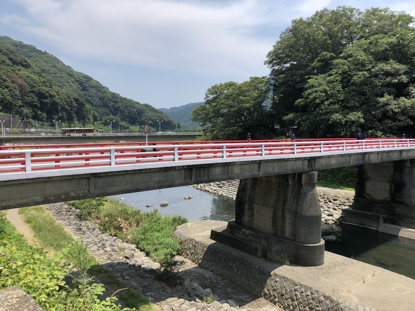 お店は川沿いにあって、こういう...