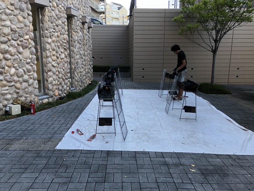 BBQ用の炭の火起こし中
