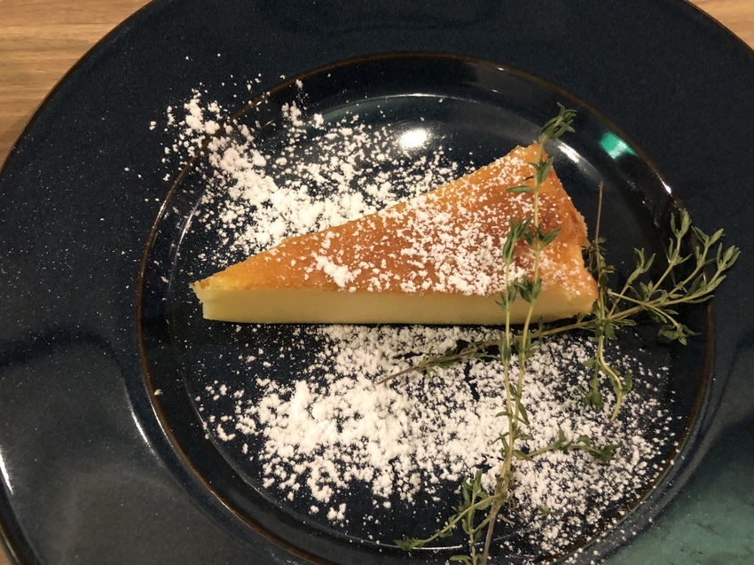 チーズケーキ。タイムを添えて。...