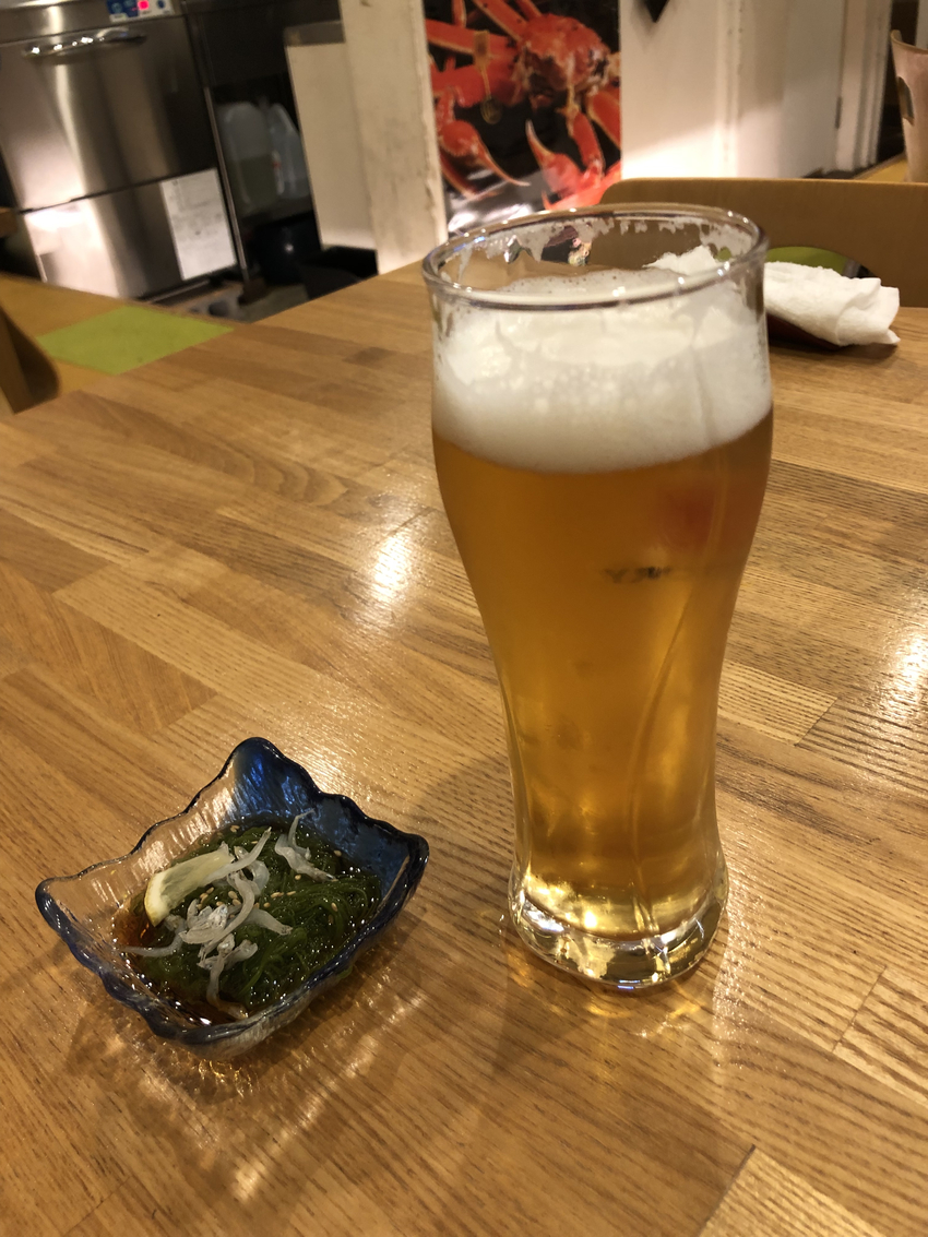 まずは生ビールで乾杯!付き出し...