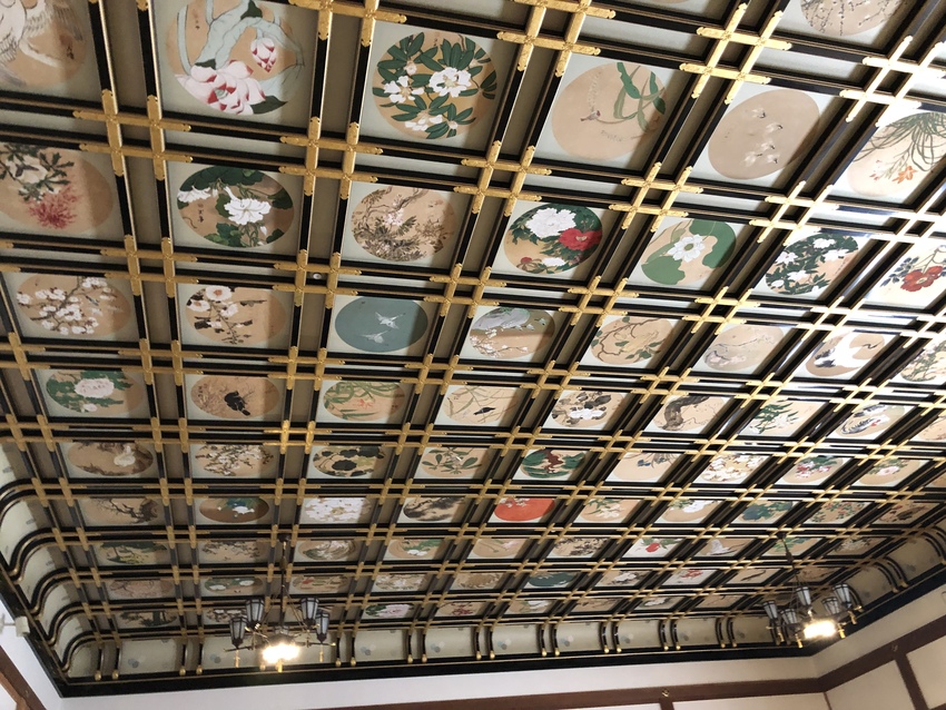 156畳の大広間に144名の画...