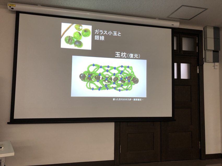 埋葬品の高価なガラス玉を銀線で...