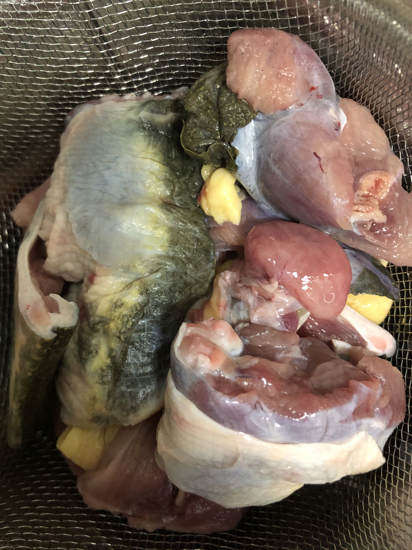 お肉はこんな感じ。黒い皮に抵抗...