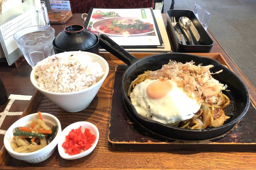 熱々の鉄板焼きそば