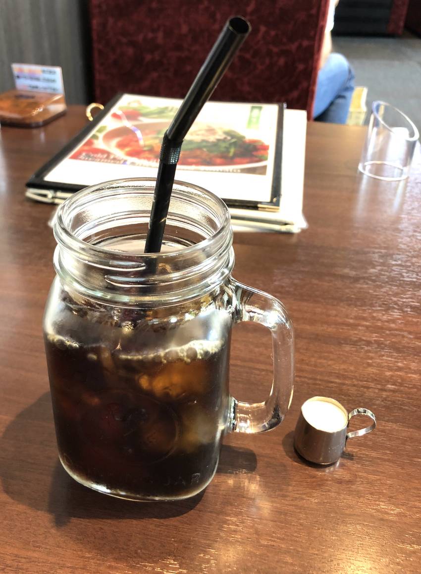 ランチには無料で飲み物が付いて...