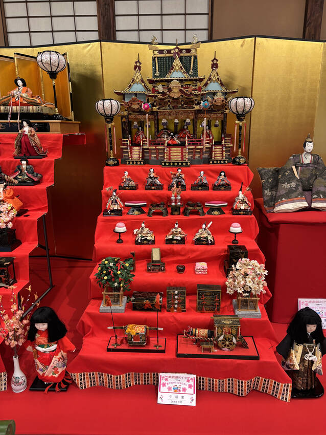 御所をイメージした建物の中にお...