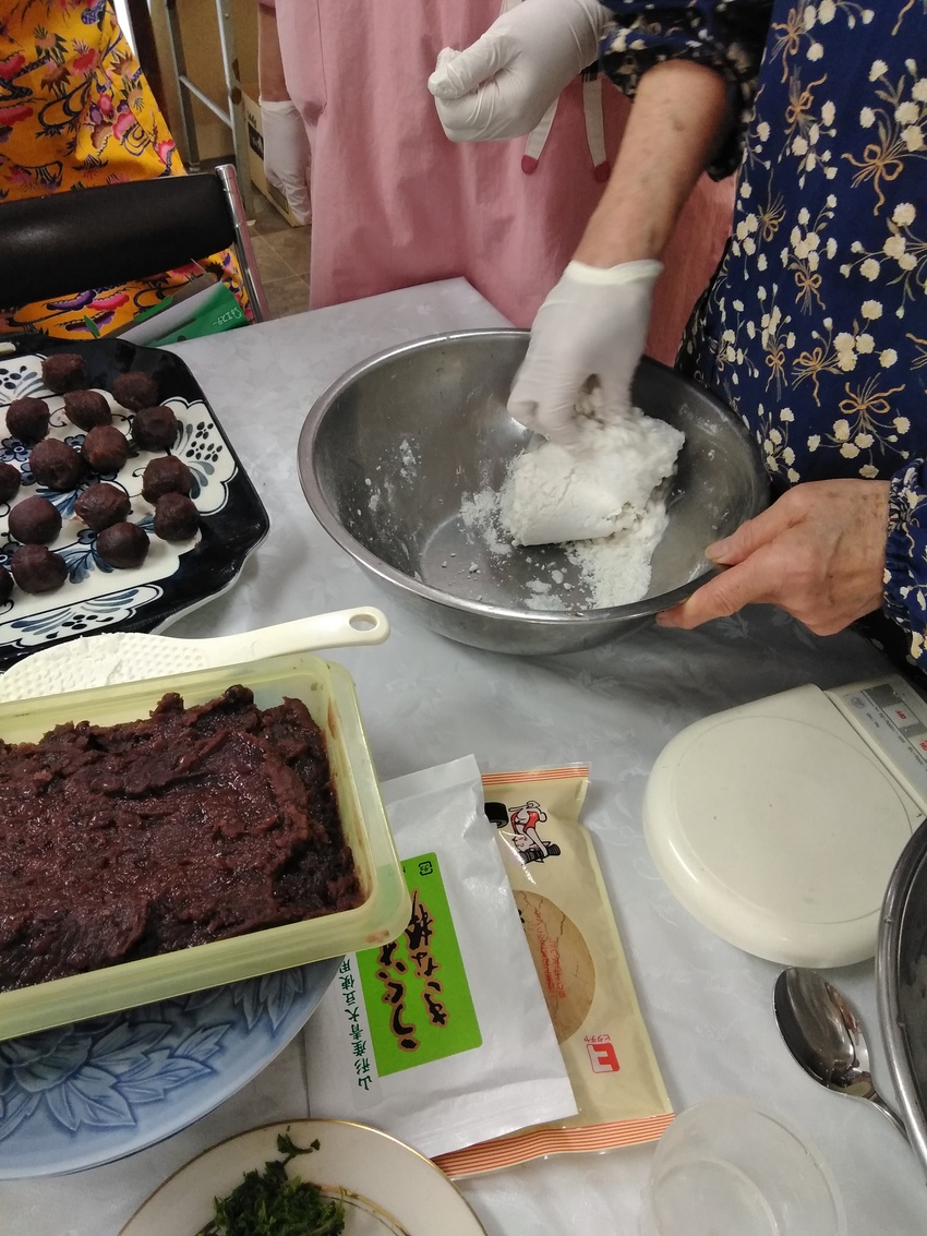 4 ボールに移してよくこねます...