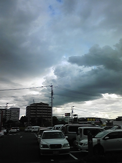 怪しい雲行き...