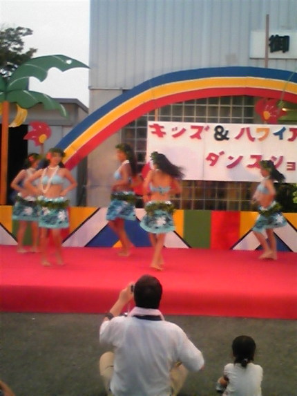 地蔵祭りでハワイアン...
