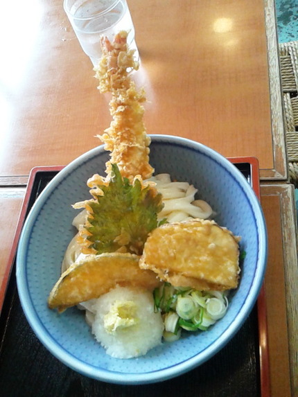 昼は讃岐うどん