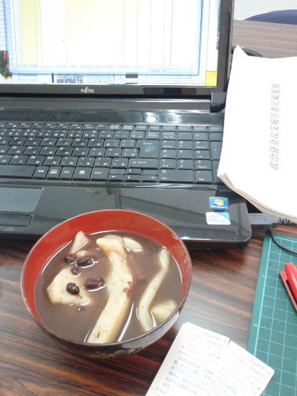 こびる