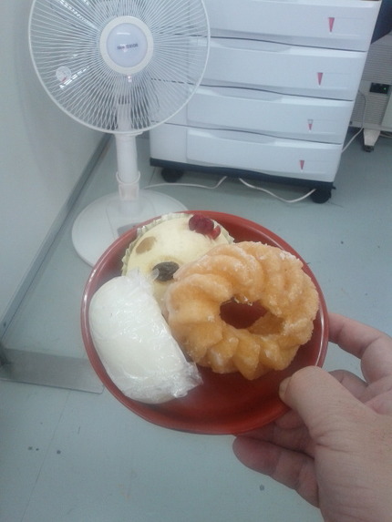 こびる