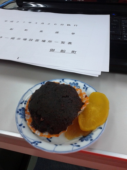 こびる
