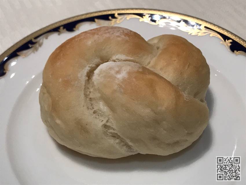 ★ホテルで焼きたてのパンは随時...
