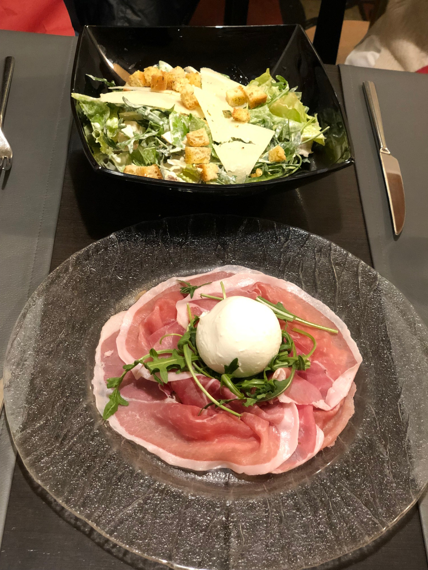 夕食のシーザーサラダと生ハム