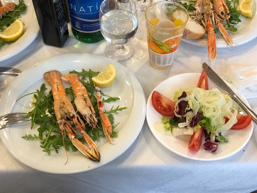 メインのエビとサラダです
