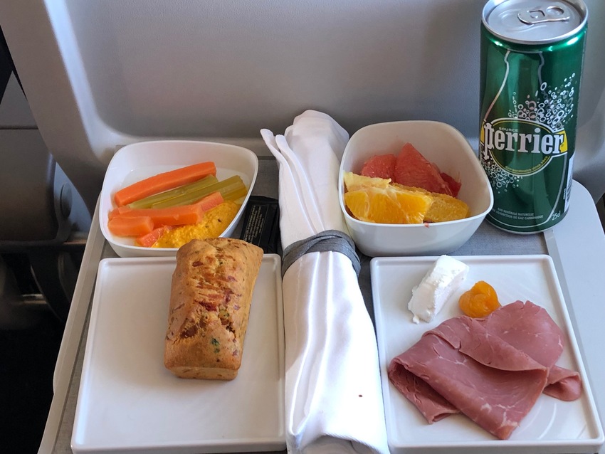 機内食で昼食を