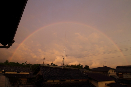 今日の夕方は変に西の空が明るい...