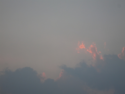 太陽のフレアのような夕焼け雲
