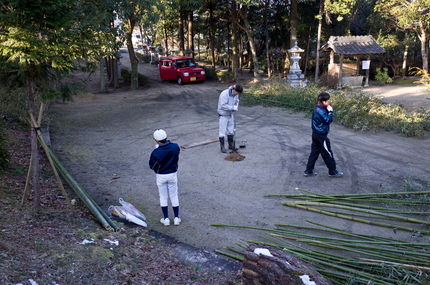 今日は朝から伝統行事の「左義長...