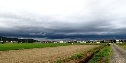 竜巻注意報が出た中、田んぼの様...