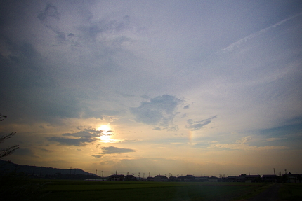 真ん中の雲の右下に少し虹が見え...