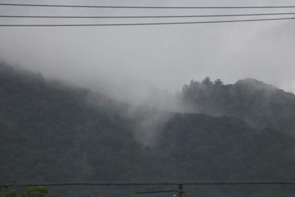 遠くの山にはまだ低く雨雲がたれ...