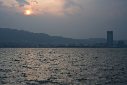 かろうじて雲を通じて夕焼けを撮...