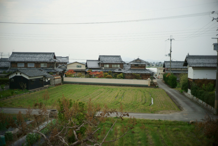 絞り開放では周辺部減光がはっき...