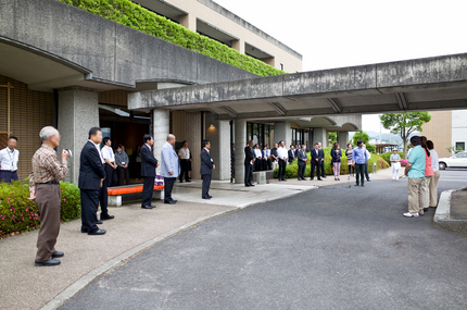 最後にゲストには役場職員手作り...