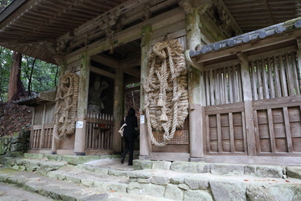 山門前の大きなぞうり。 大きさ...