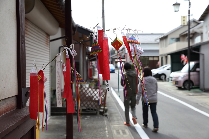各家々の玄関にはこのような紅い...