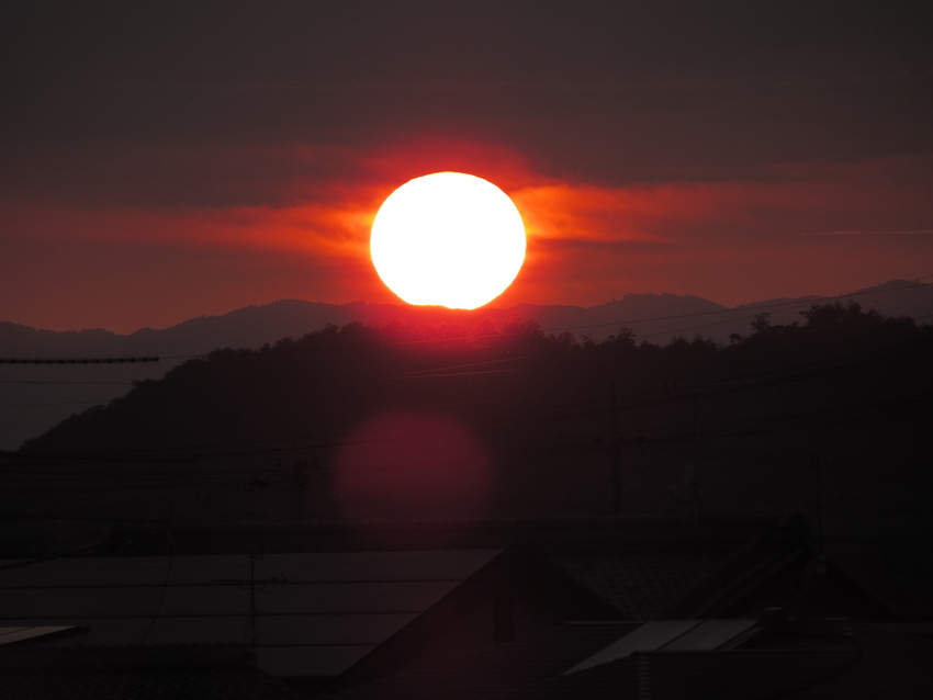 太陽は望遠効果で実際よりかなり...