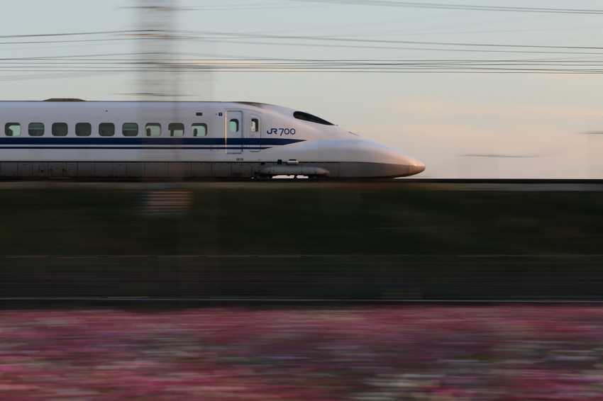 夕陽に向かう新幹線。 【撮影デ...