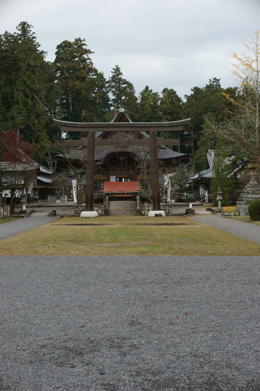 馬見岡綿向神社の正面。 広い境...