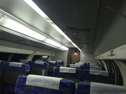 長い長い隧道内、誰も居ない車内