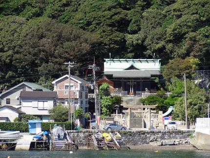 神社は見ている