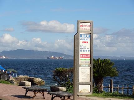 海沿いのバス停