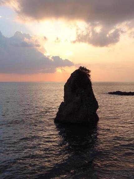 立石の夕日