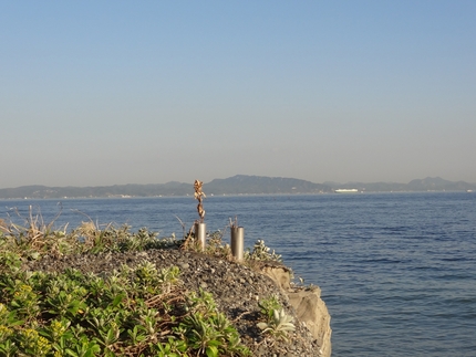 海岸沿いの突き出した岩に、いつ...