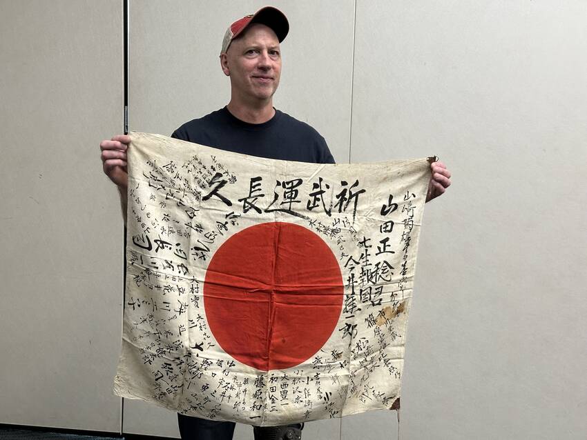 Glen and the Yosegaki Hinomaru.