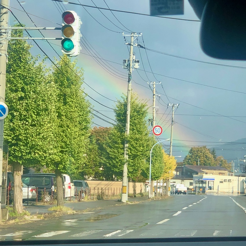 青森で見た虹。こんな虹の向こう...