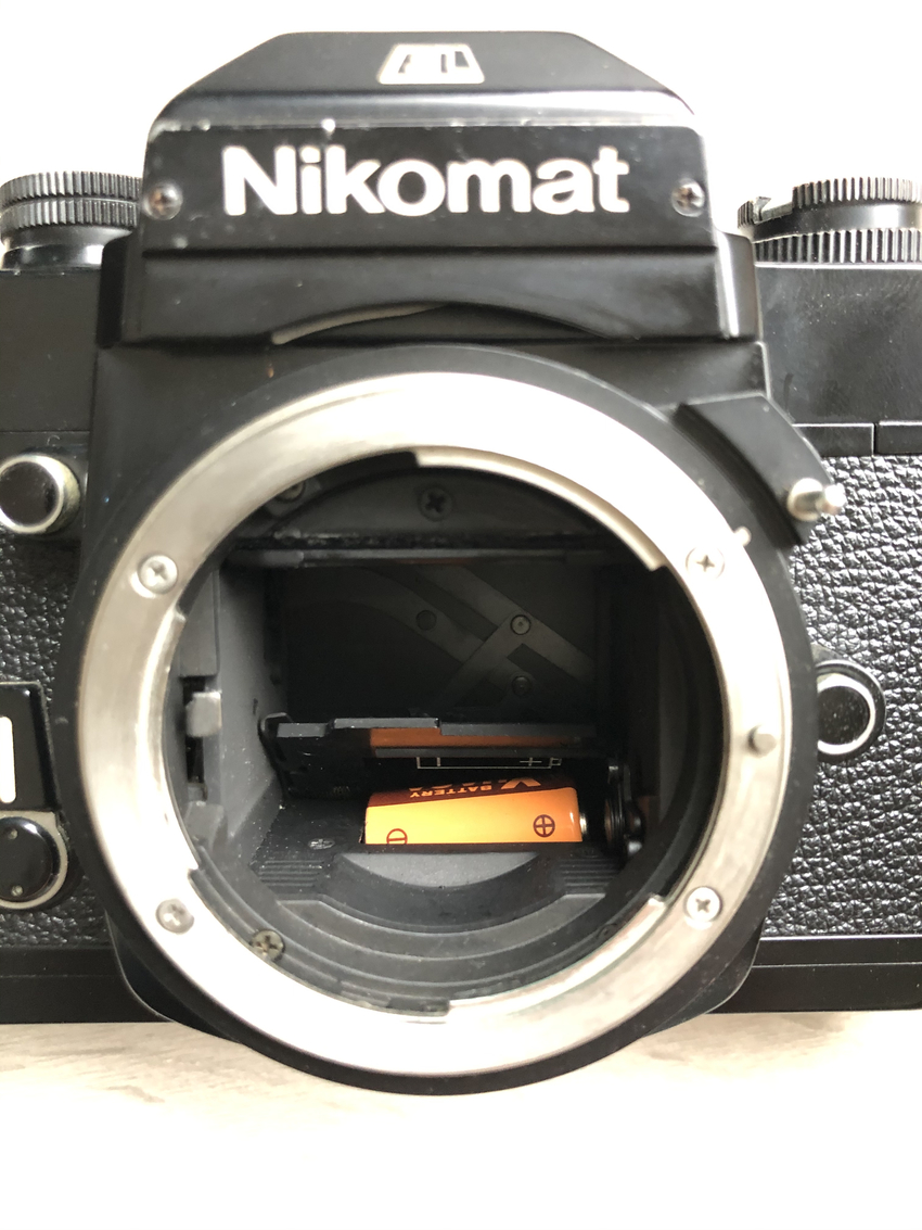 フィルムカメラの電池の場所