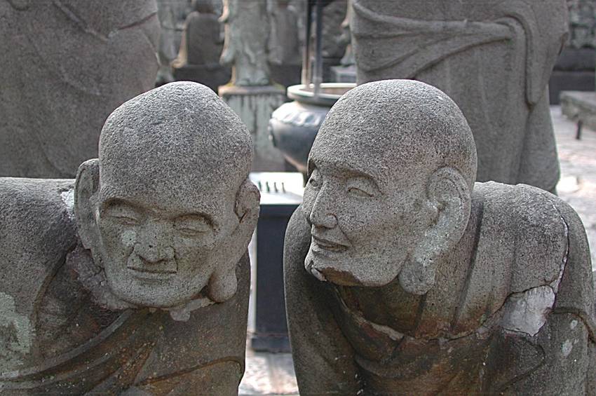 この二体の石像何を囁いているの...