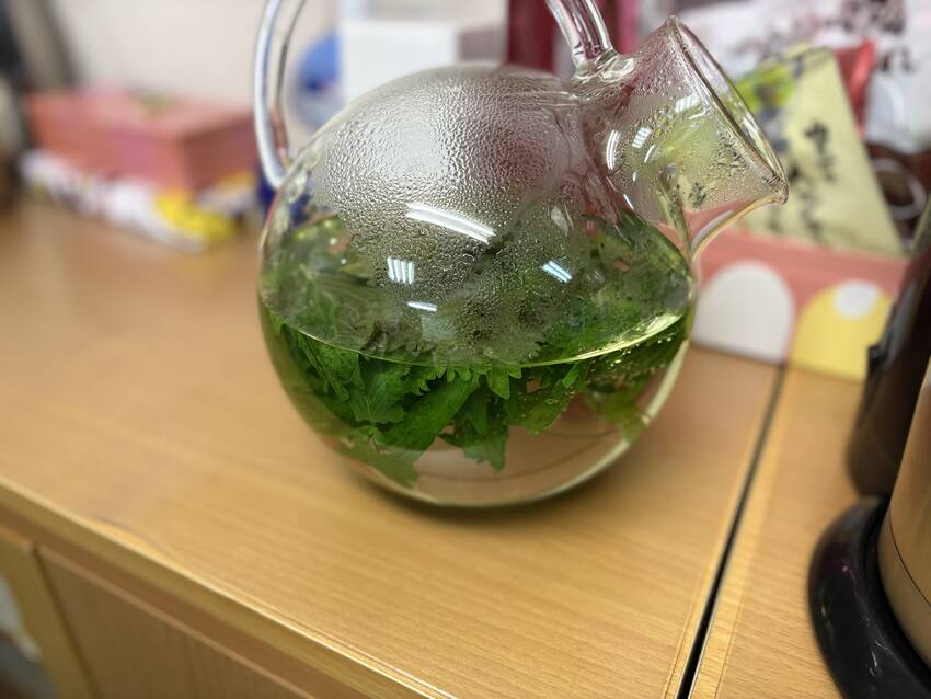 大葉にお湯を注いだだけのシソ茶...