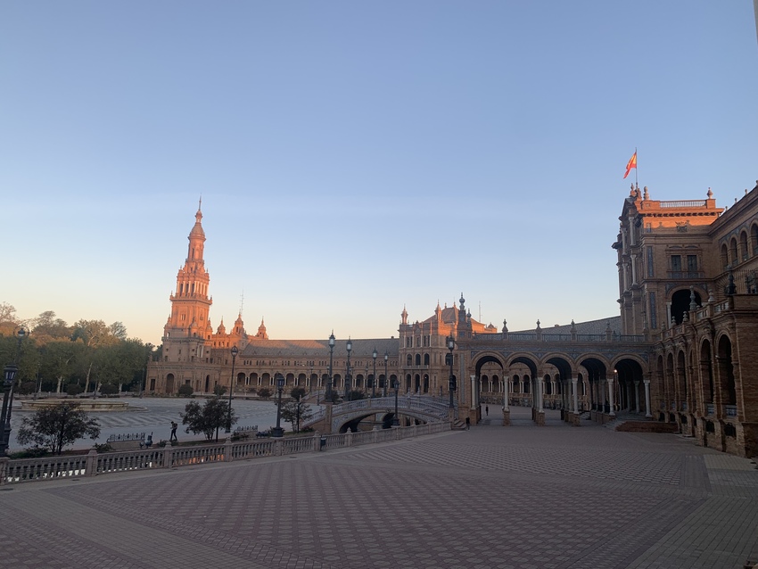 朝日に映えるスペイン広場