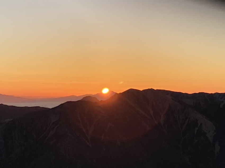 山頂のちょっと手前で御来光。 ...