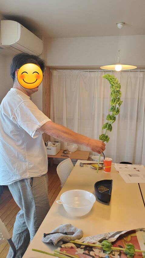 1本目の花をじっくりと眺め、ど...