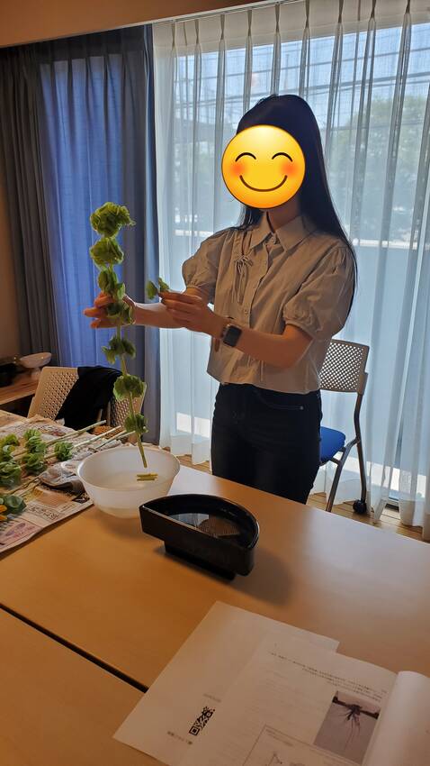モルセラのガクを間引いていると...